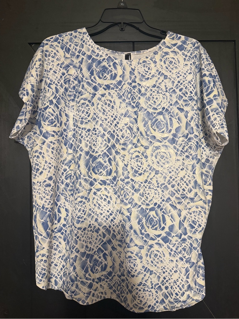 Women's Short-Sleeve Crew Neck Top in Blue and White Floral Pattern